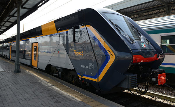 TRASPORTI, DUE NUOVI TRENI ROCK E POP CONSEGNATI DA TRENITALIA A REGIONE